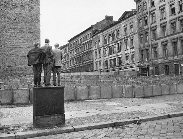 thumbs berlinwall 1963 Пионер репортажной фотографии Henri Cartier Bresson
