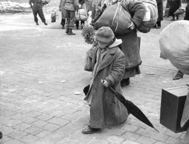 thumbs russian child released from concentration camp dessau germany 1945 Пионер репортажной фотографии Henri Cartier Bresson
