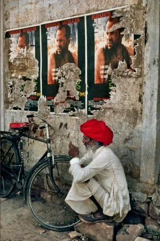 thumbs man with movie poster india 1996 Магия Индии от Steve McCury