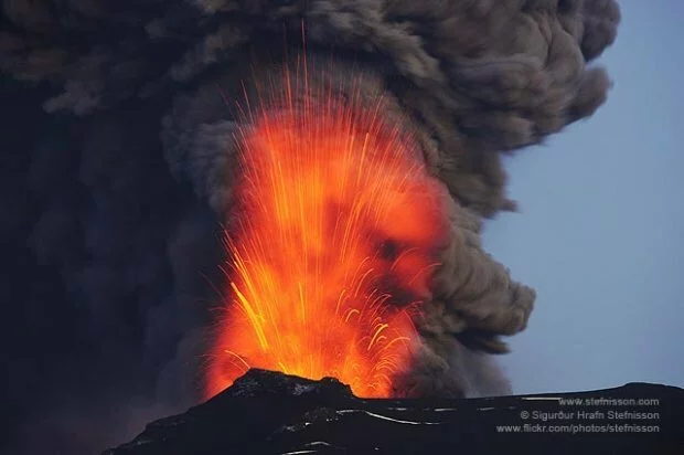 thumbs stefnisson eyjafjallajokull lava fountain and the ash plume В стране огня и льда