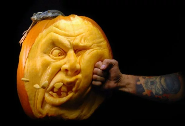 thumbs halloween pumpkin carvings by villafane studios 3 Удивительные скульптуры из тыкв