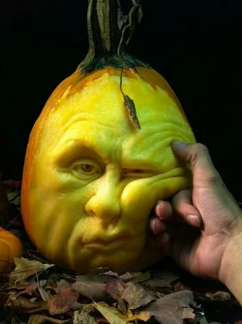 thumbs halloween pumpkin carvings by villafane studios 5 Удивительные скульптуры из тыкв
